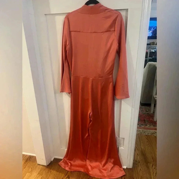 Alexis Raine Jumpsuit ​/​ Mono largo satinado color Salmón Large - Picture 6 of 10